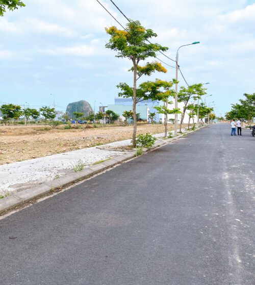 Gần sông Cẩm Lệ
