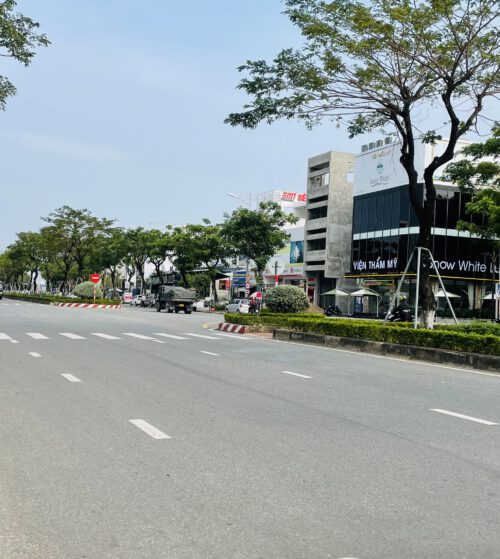 Đối diện trường học